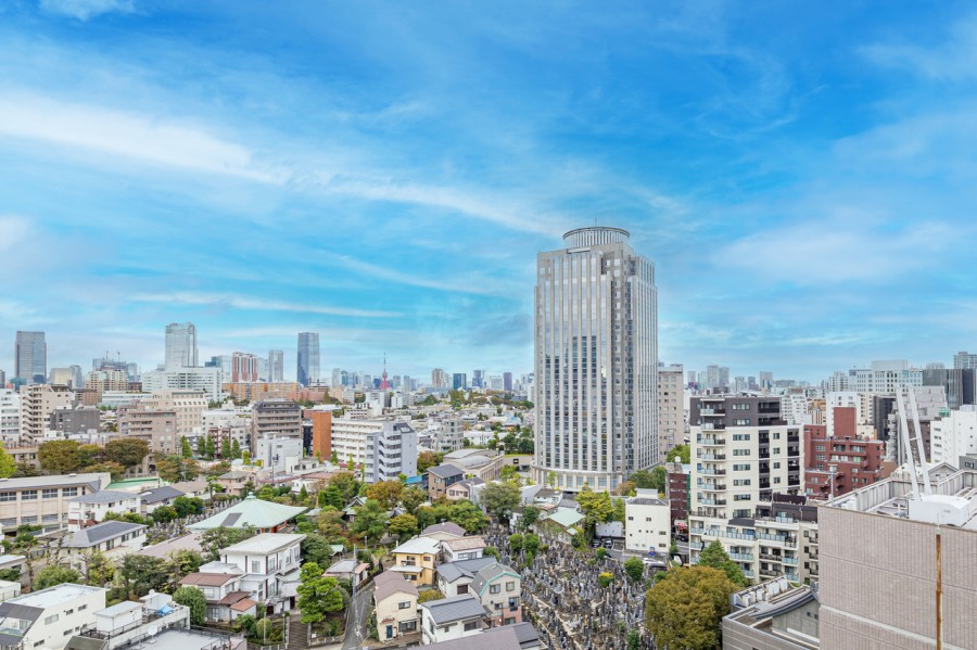最上階ならではの開放感あふれる空間です。大きな空の先には「東京タワー」や「富士山」など、ここだけの眺望をお楽しみいただけます。