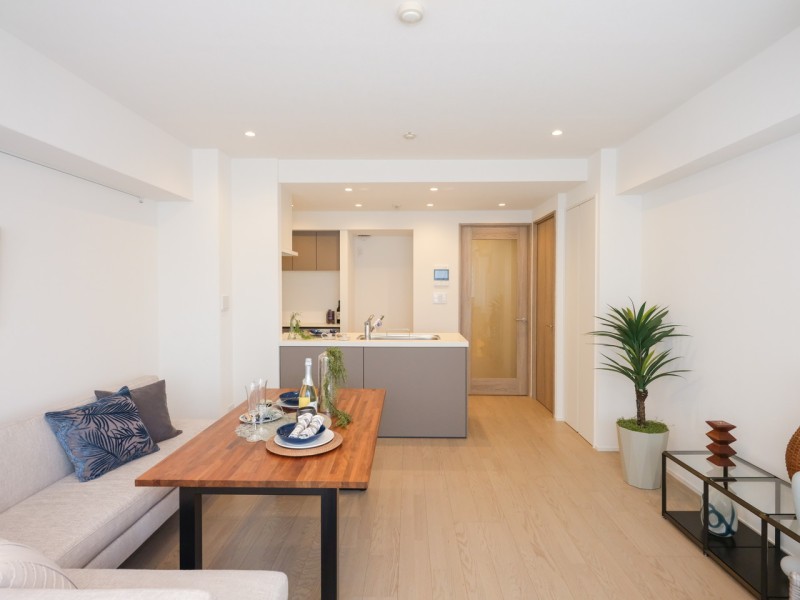 リュクスな暮らしが叶うリビングダイニングには床暖房を敷設しました。上質感と木の温もりを感じ、居心地の良い洗練された空間です。