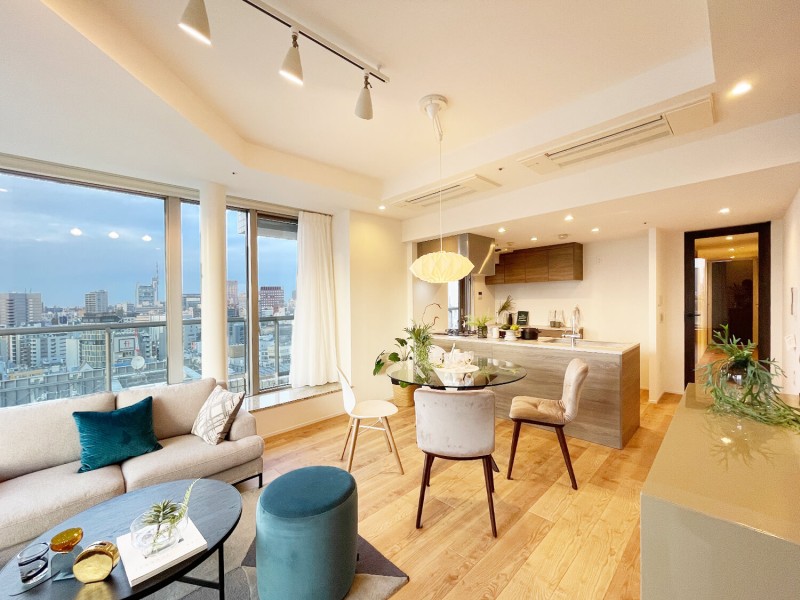 角部屋ならではの二面採光で、めいっぱいの光を採り込むリビングダイニングです。床暖房完備の心地よい時間が流れるお部屋は、毎日が忙しいあなたもほっと一息つける安らぎの空間です。