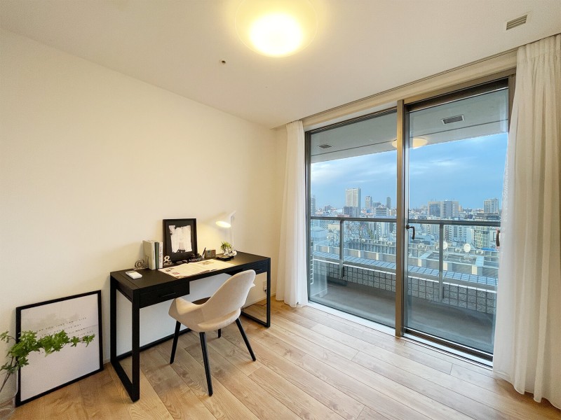 洋室1.2と同様にバルコニーに面した洋室3です。テレワークや読書など落ち着いた時間を過ごすのにもぴったりなお部屋です。