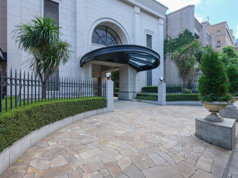 ハイグレードな暮らしを予感させる上品で瀟洒なエントランスです。江戸城の面影を残す北の丸公園がほど近く、日本有数の商業施設が立ち並ぶ「銀座」までは地下鉄10分ほどでアクセス可能です。