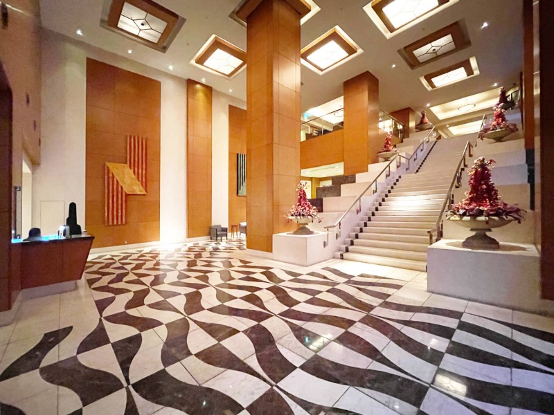 ラグジュアリーな雰囲気漂うエントランスホールが、心地の良い安らぎに満ちた暮らしへ誘います。都市の喧騒を遠ざけ、緊張を脱がせ、気持ちを仕立て直すコモンスペースです。