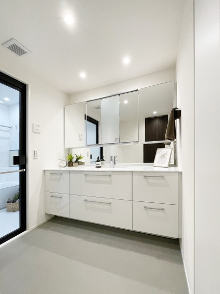 入浴後の豊かな時間を演出し、心からくつろげるプライベートスペースの洗面化粧室です。三面鏡裏、足元のキャビネットなど収納スペースがたっぷりです。