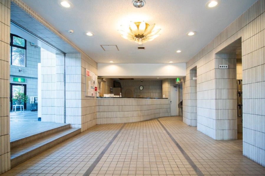 清潔に保たれたマンションエントランスロビー。爽やかな光と風を採り入れ、グレードの高さを誇っています。