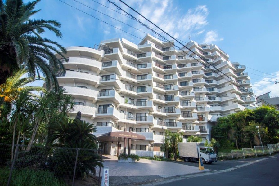 目の前に穏やかな海が広がる14階建てのリゾートマンションです。ラウンジスペースが設けられたエントランスにはオートロックが設置され、シャワー室も完備されています。