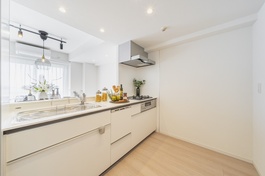 LIXIL製システムキッチン(食器洗浄乾燥機付)を新規設置しました。白を基調とした明るいキッチンです。