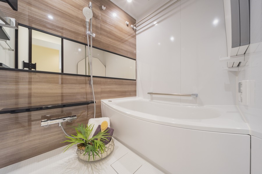 TOTO製追炊き機能付きユニットバスを新規設置しました。浴室乾燥機が付いているため、雨の日でも洗濯物を干せます。