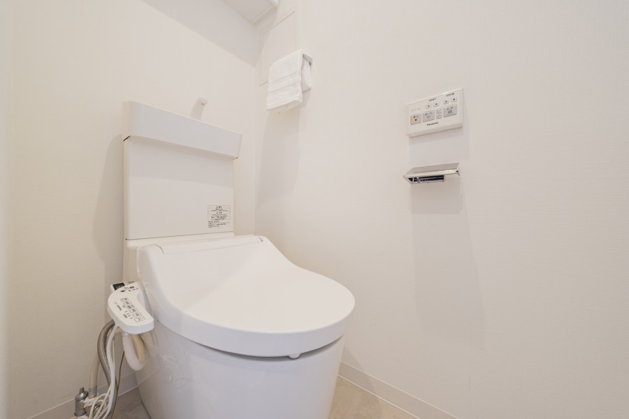 お掃除の手間を減らしてくれる機能が充実したトイレです。毎日使う場所だからこそ、清潔に保ちたいですね。