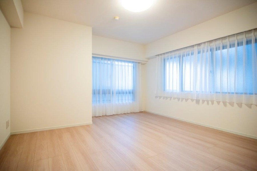 二面採光で明るい開放感的な洋室1(約9.4帖)です。ゆとりのある広さで主寝室にぴったりです。