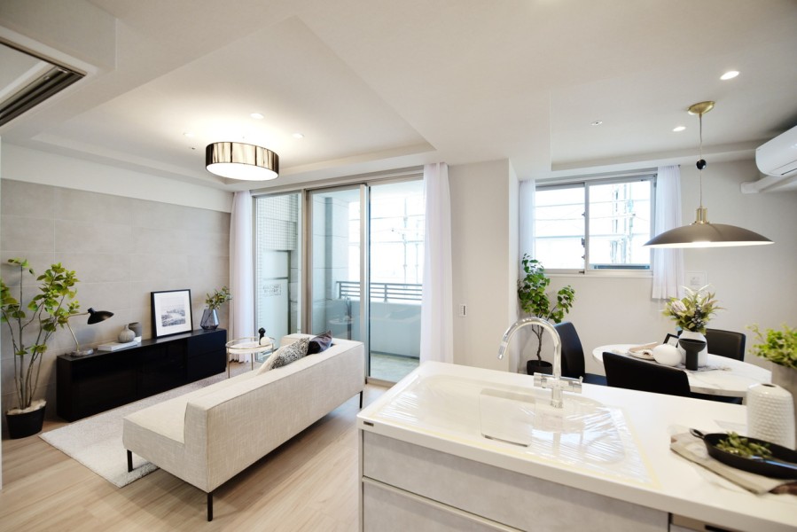 LDKは約15.6帖、床暖房も完備しており冬も足元からぽかぽか快適に寛げます。最上階の南西・北西の角住戸で、窓が多く優しい光が差込みます。折り上げ天井でより開放感を感じます。