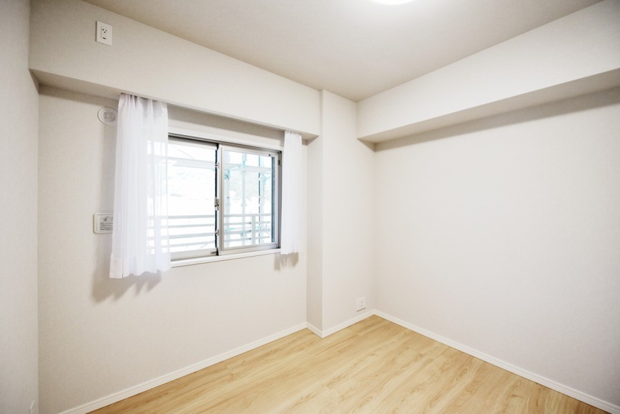 洋室2（約5.5帖）はリビングから離れて作業や課題に集中出来ますので、ワークスペースや子供部屋にもおすすめです。北側の窓からは一日を通して優しい光が入ります。