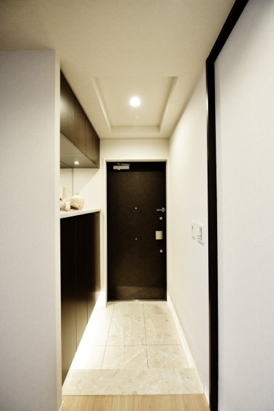 フットライトが優しく足元を照らしてくれる玄関です。人感センサーライトも設置致しましたので、手が塞がっている時や遅い時間のご帰宅でも自動点灯で安心です。