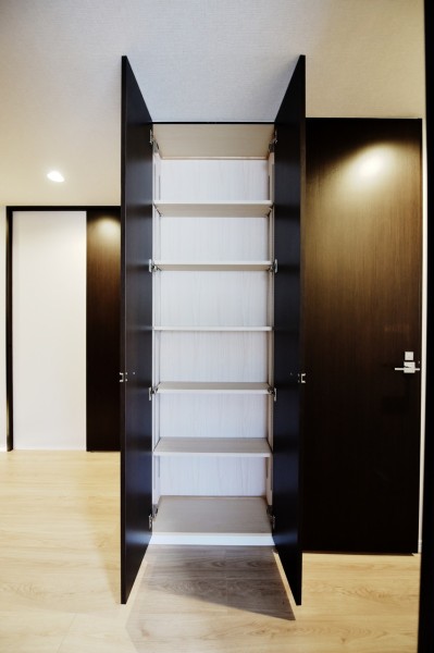 廊下収納にはストック品や使用頻度の低いもの、お出かけ時にすぐに取り出したい物などの収納に便利です。整理された空間を保つ事が出来ます。