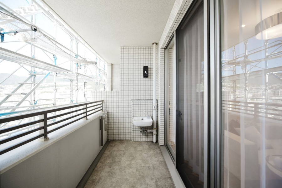 バルコニーにはスロップシンクも完備しておりますので、お掃除の際にも重宝します。アウトドア用品やお子様の汚れものなどを洗う時にも役立ちます。