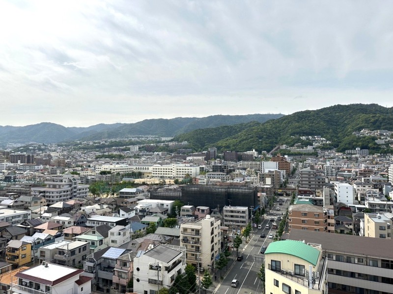 北側には六甲山系の山々を臨む眺望があります。季節と共に移り行く山々の色づきを眺めながら、伸びをしたくなるような開放的な景色です。