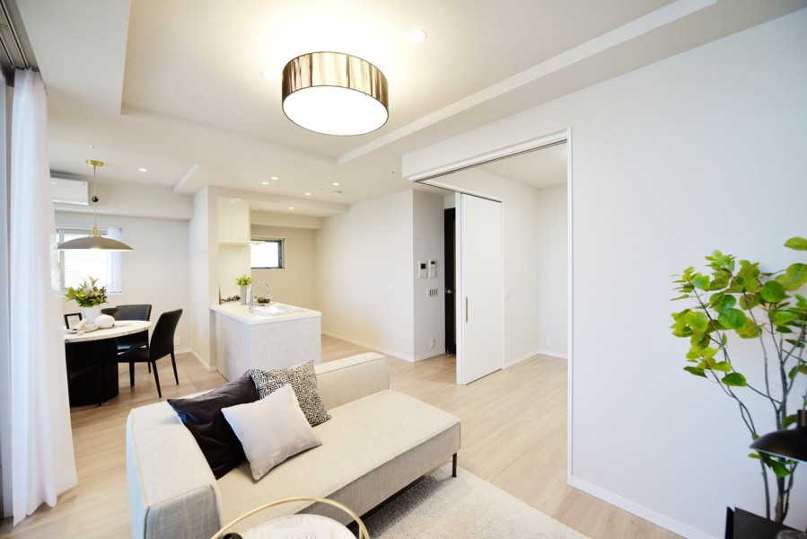 ２面採光の明るいリビングは折り上げ天井になっており、より開放感を感じる空間です。洋室3の扉を開放すると更にゆったりとした空間が広がり、用途によって使い分けができます。