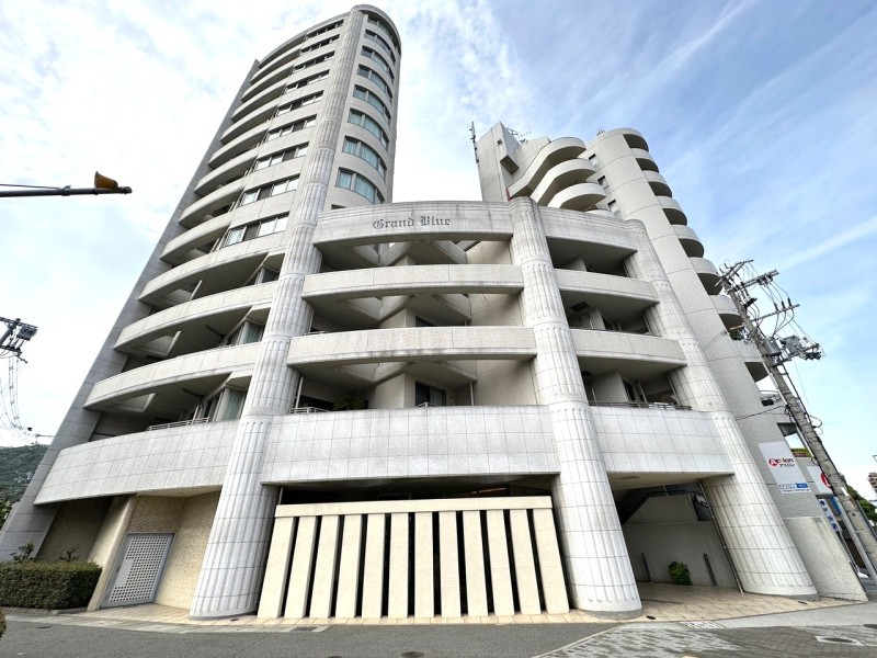 JR摂津本山駅から8分の立地です。神殿を思わせるような印象的な外観で、角地に建築されているので、街の中でも目立つ建物です。近隣にはお買い物施設、公園、医療機関もあり住みやすい環境です。