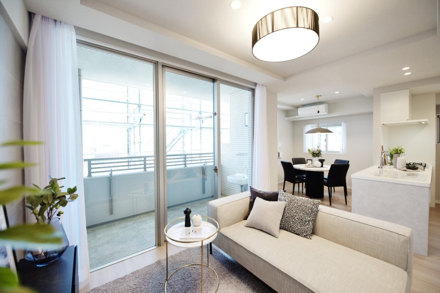 2面採光のリビングは優しい光が差し込む、気持ちの良い空間です。壁にはタイルを貼り、高級感ある空間になりました。エアコン新設しましたので、すぐにでも新生活をスタートして頂けます。