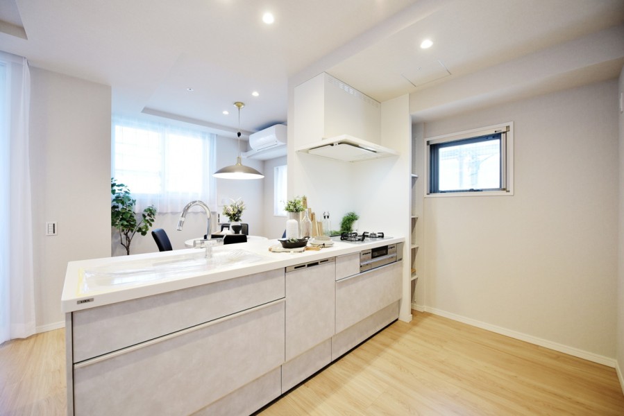 対面式のオープンキッチンで窓もあり、開放的に気持ちよく家事が出来ます。食器洗浄乾燥機も完備していますので、家事も効率的に行えます。