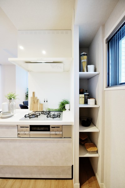 コンロ横に棚を設置しましたので、調理器具や調味料、ストックなどの収納に便利です。調理をしながらすぐぐに取り出せる位置にありますので、調理の際にも便利です。