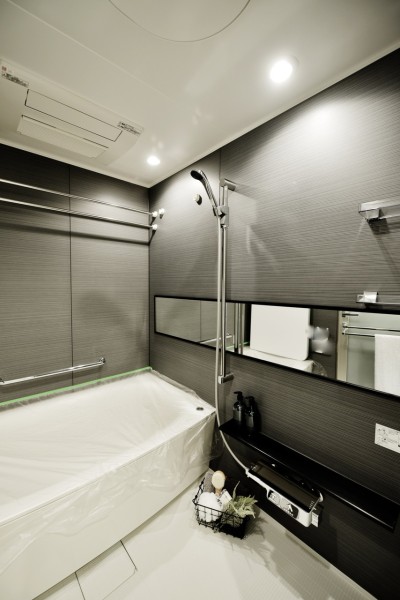 1418サイズの浴室で、のんびりと体を癒して頂けます。浴室暖房乾燥機も完備で、衣類の乾燥や暖房、換気など一年中快適にお使い頂けます。横長のミラーでより奥行きのある空間を感じられます。