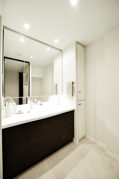 大きな三面鏡で身だしなみも整えやすい洗面台です。洗面台横にも棚が設置されていますので、タオル類や洗剤類などストックの収納に便利です。すっきり整頓された空間を保てます。