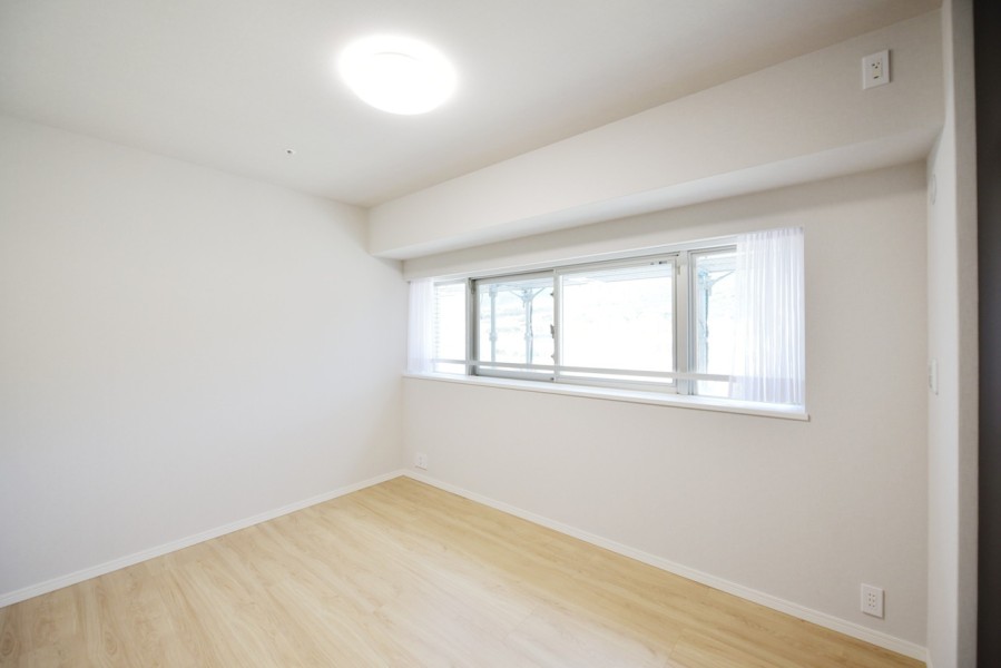 洋室1（約6.5帖）には床暖房も完備しており、足元から温かく快適にくつろぐことができます。横長の多いな窓から優しい光の入るお部屋です。