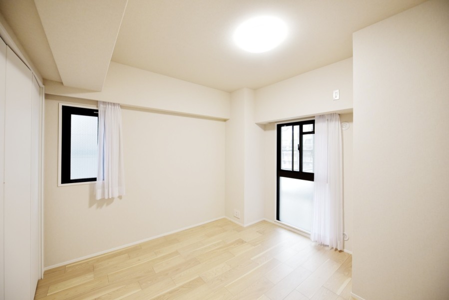 洋室1（約6.3帖）は二面採光のお部屋です。静かにゆったり体を休めて頂ける主寝室におすすめです。シンプルな内装なので、お好みのインテリアなどで演出できます。