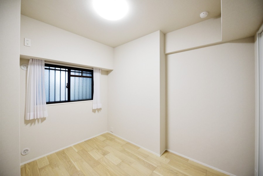 洋室2（約5.0帖）は作業や課題に集中出来るワークスペースや書斎などにおすすめです。柔らかな光が差込み、作業効率も高まりそうです。