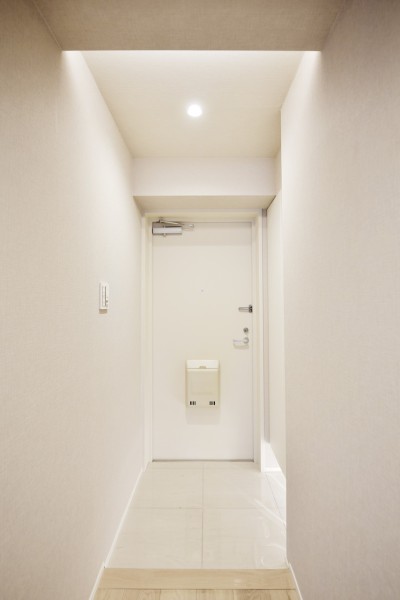 折り上げ天井の照明や足元を優しく照らすフットライトが高級感を演出しています。人感センサーライトを設置しましたので、自動点灯しますので便利です。