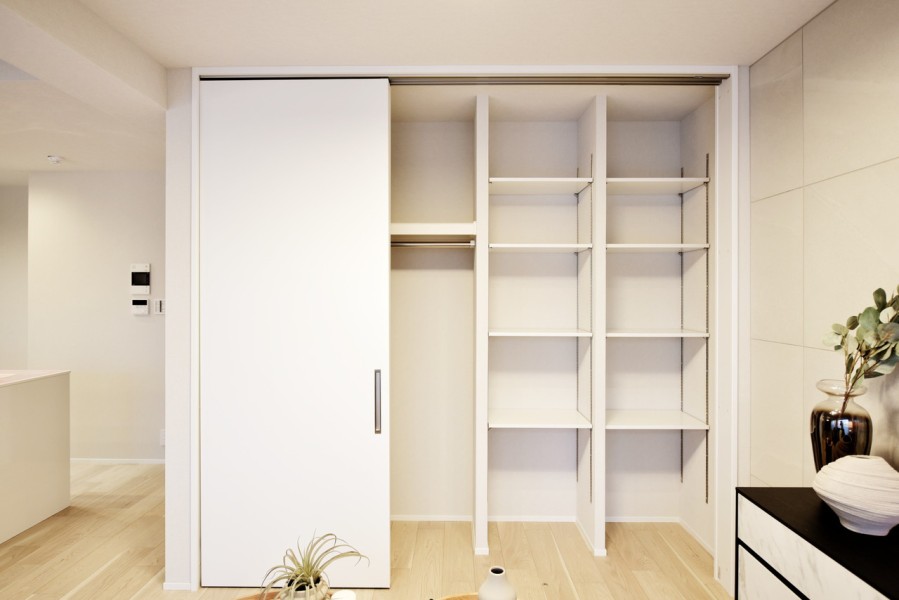 リビングには頼もしい収納力をもったクローゼットを設置しました。アウターから小物、季節物の家電などもしっかりと収納できるので、スッキリとした空間を保てます。