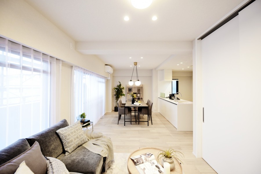 9階部分の南東角住戸で陽当り・通風良好なお部屋です。壁にはタイルを貼り、高級感のある空間になりました。給湯管・給水管に至るまでフルリノベーション実施致しました。