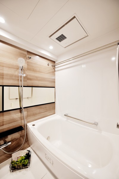 ゆったりとした浴槽で疲れを癒して頂けます。浴室暖房乾燥機も完備していますので、乾燥から暖房まで一年中快適にお使い頂けます。お手入れ楽々な素材でお掃除も楽です。