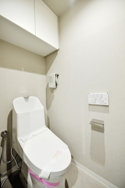 お手入れ楽々な機能を多数搭載したTOTO製ウォシュレット一体型トイレ交換済みです。吊戸棚も設置しましたので、小物類などの収納もしやすくすっきりとした空間を保てます。