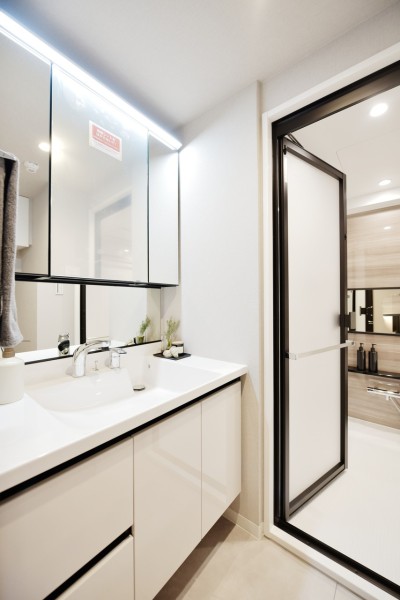 大きな三面鏡で身だしなみも整えやすい洗面台です。鏡の裏面、キャビネットと収納も充実しており、細かな物で散らかりがちな空間もすっきりと収納し、綺麗に保てます。