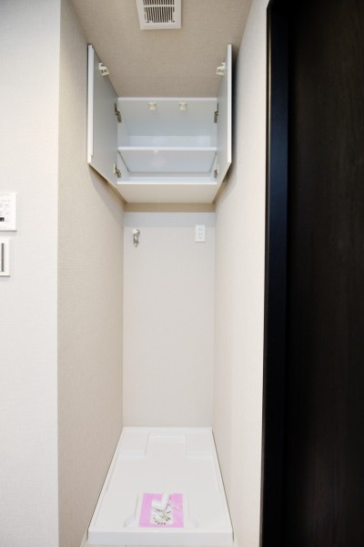 洗面室にも吊戸棚を設置しました。洗剤類やお洗濯グッズの収納にも便利です。