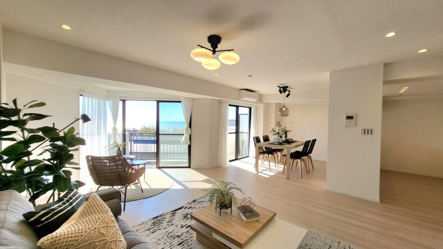 南向きの窓からめいっぱいの自然光が降り注ぎ、開放的なリビングダイニングキッチン(約23.3帖)です。心に余裕をもたらしてくれる居住空間です。