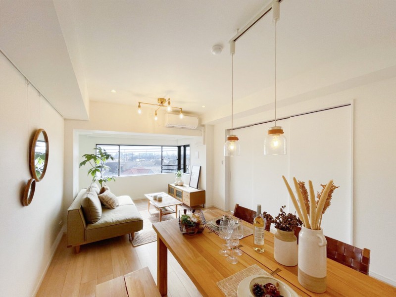 あたたかな光が降り注ぎ、穏やかな時間に纏われたリビングダイニングキッチンです。開放感溢れるお部屋はご家族団欒のひとときを大切に、より快適にお過ごしいただける空間です。