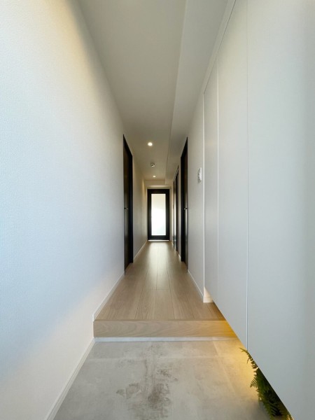 清潔感のあるホワイト基調の明るい玄関です。人感センサー照明付き。天井までの大きなシューズボックスを備え付け、お気に入りのシューズをたっぷりと収納可能です。