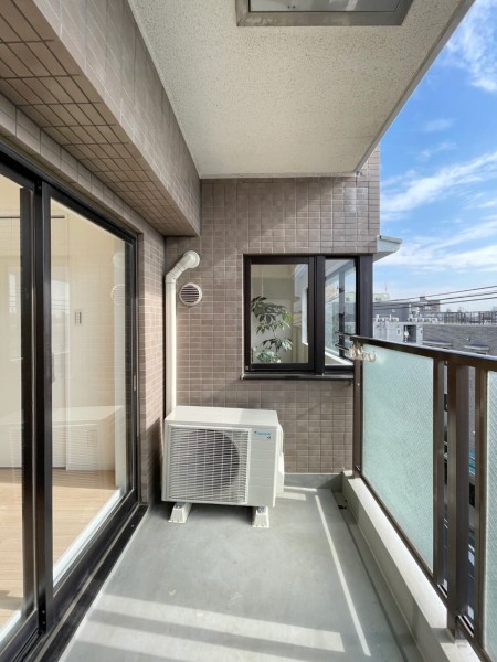 たっぷりの光と爽やかな風を感じられるバルコニーです。陽当たりの良い空間は暮らしに大切なリフレッシュ空間を楽しめます。