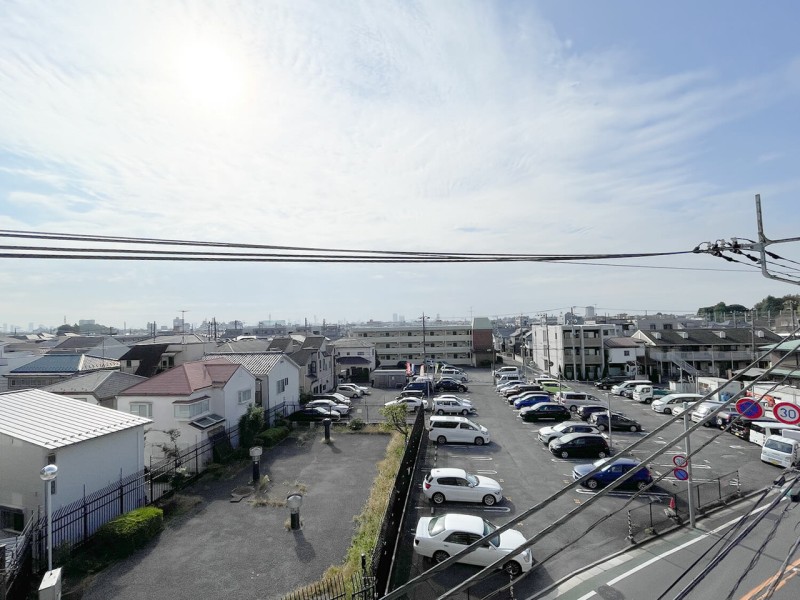 のびやかに広がる青空を目いっぱいに感じ、遠くの景色まで見渡せる開放感溢れる眺望です。都会の喧騒を忘れ、ほっとひといきつける安らぎの空間をお楽しみください。