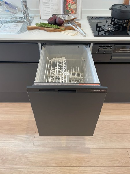 ◆食器洗浄乾燥機◆家事の時間を短縮できる優れもの。さらに節水・節約を同時に行うことができるので、大変人気があり重宝します。