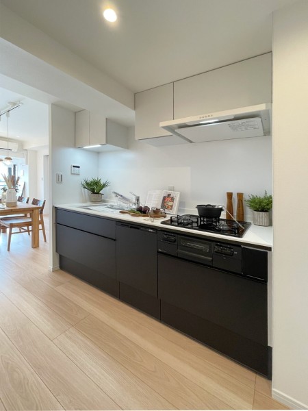 お料理に集中できる収納豊富な壁付けシステムキッチンです。快適な動線確保に加えて、家事時短に便利な食洗器を搭載しています。