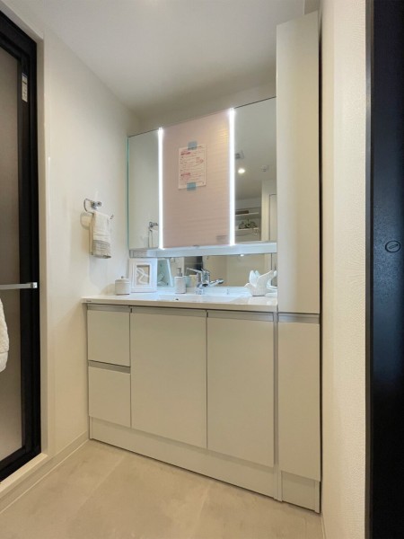 白を基調とした清潔感溢れるデザインの洗面化粧台です。頼もしい収納棚を備え付けたので、細々したものが多くなる洗面室もすっきり保てそうです。