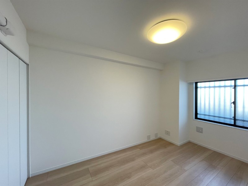 リビングから一番離れた洋室1は約5.8帖のプライベートルームです。ナチュラルな内装はどんなインテリアをも受け止める柔軟性が魅力です。