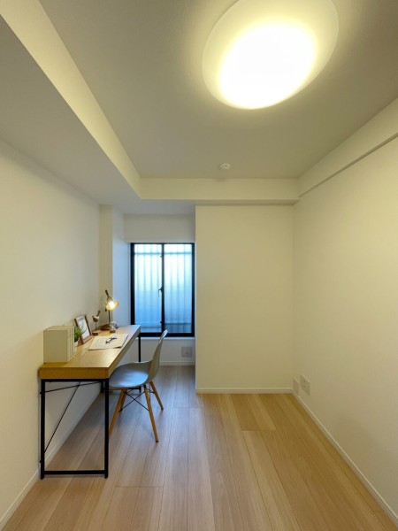 大きなクローゼット付きの洋室2はテレワークや読書などの落ち着いた時間を過ごしたいときにぴったりなお部屋です。