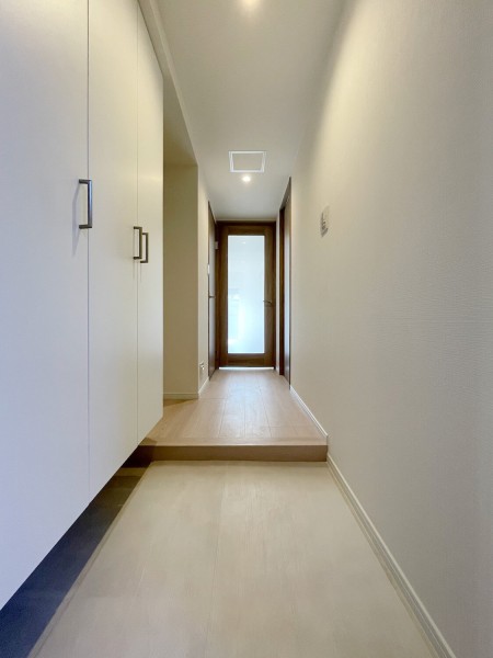 玄関からリビングへの廊下です。