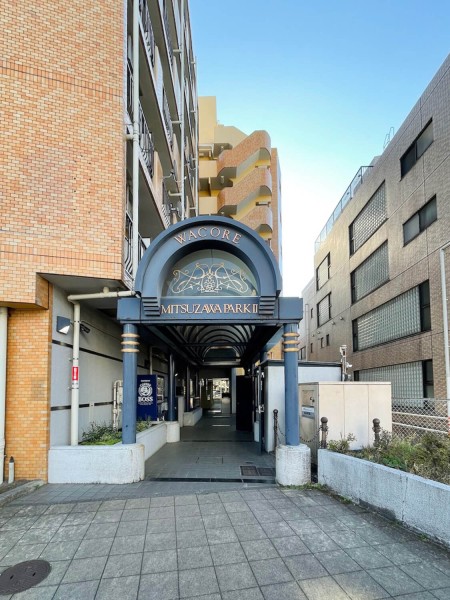 エントランスの外まで管理が行き届いた綺麗なマンションです。駅近なので、ファミリーからご年配の方にも住みやすい環境です。