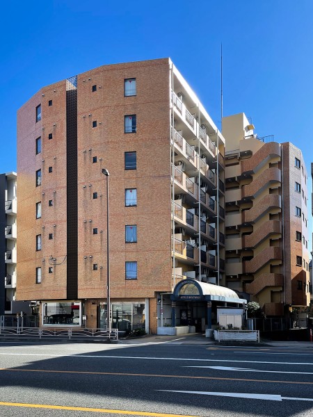 『三ッ沢上町』駅徒歩４分。近隣にある三ッ沢公園は、桜の開花時には多くの人が訪れ賑わいます。