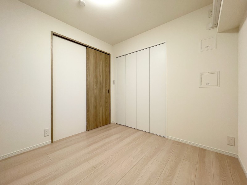 洋室1(約5.0帖)です。クローゼットが備え付けなので、スッキリしたお部屋を保てます。